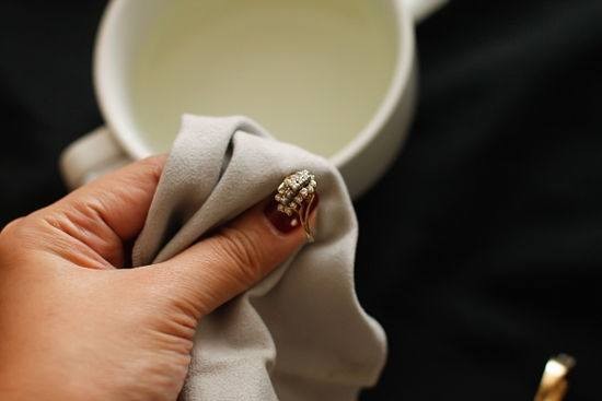 Không đeo trang sức cưới khi làm việc nặng