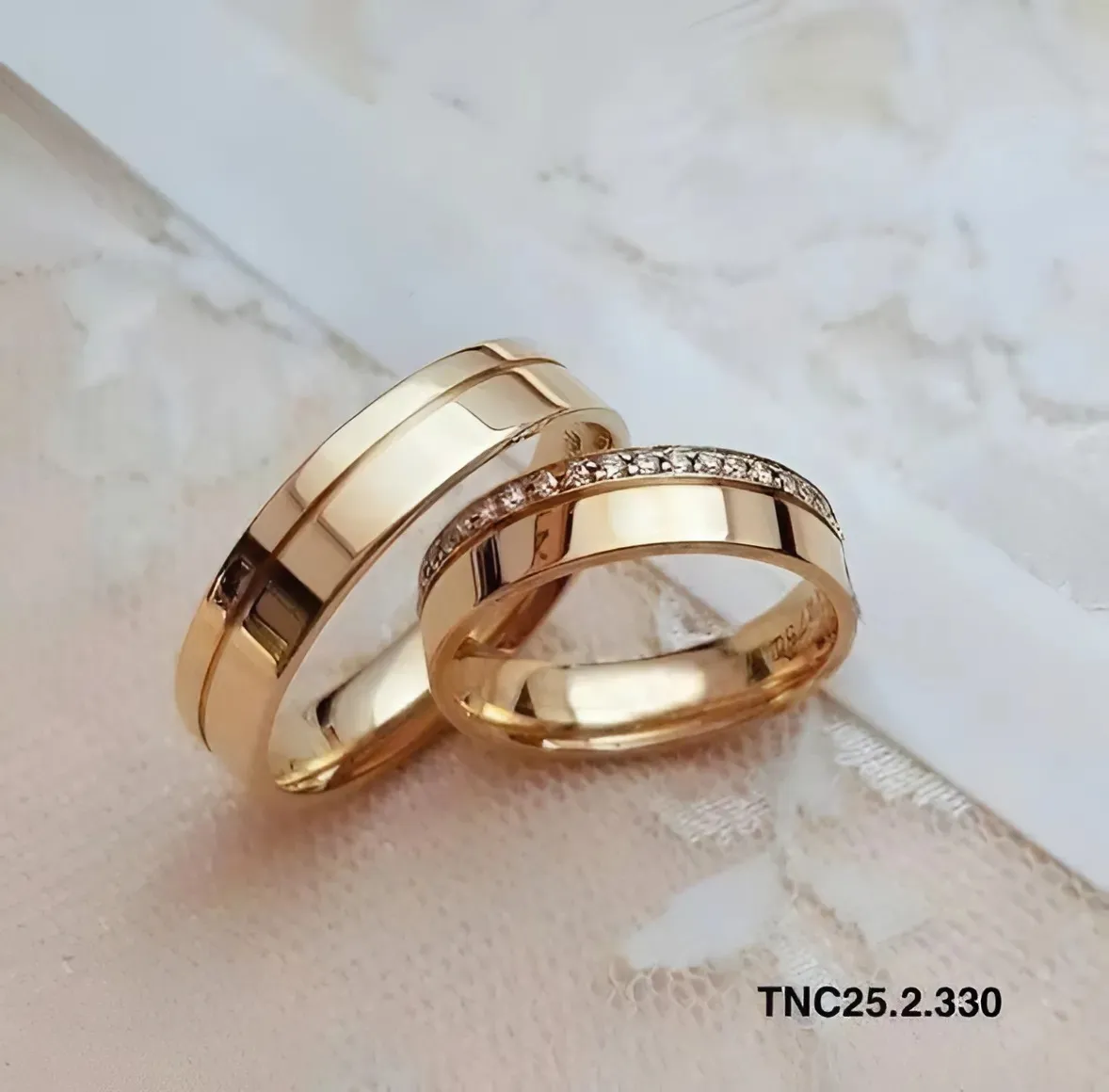 nhẫn cưới vàng vàng