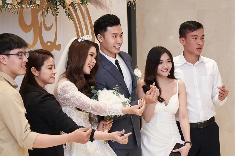 mời cưới bạn bè xã giao