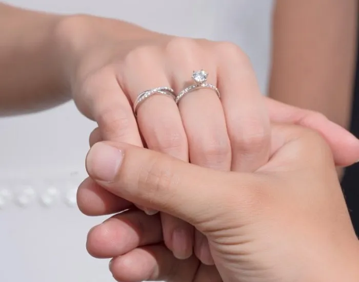 đeo nhẫn cầu hôn nhẫn cưới và nhẫn cầu hôn