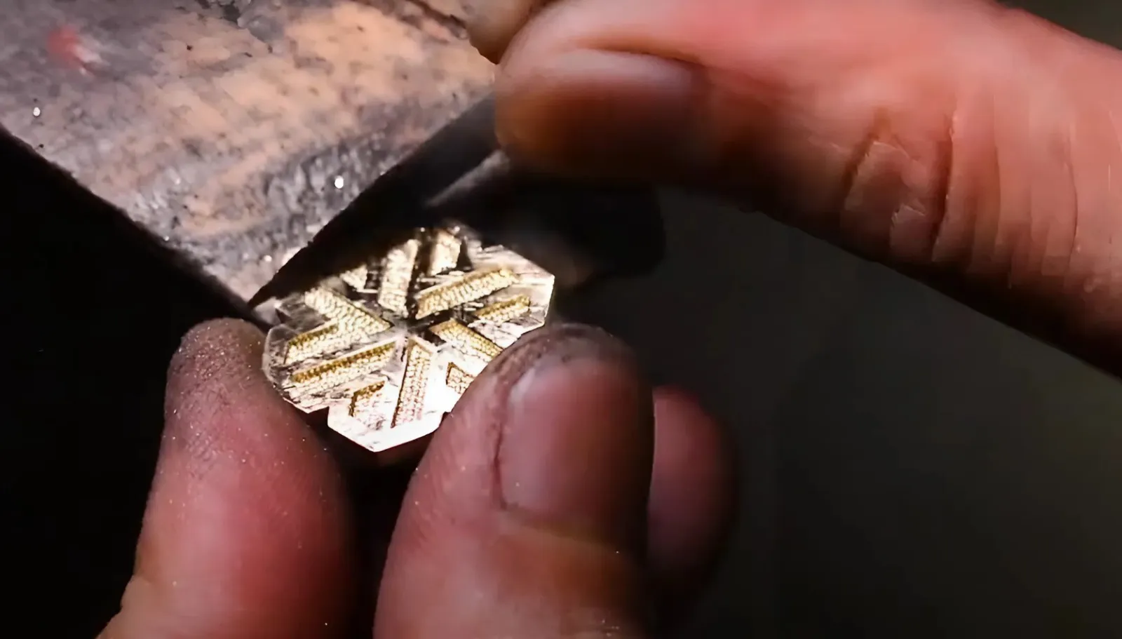 quy trình chế tác logo cài áo