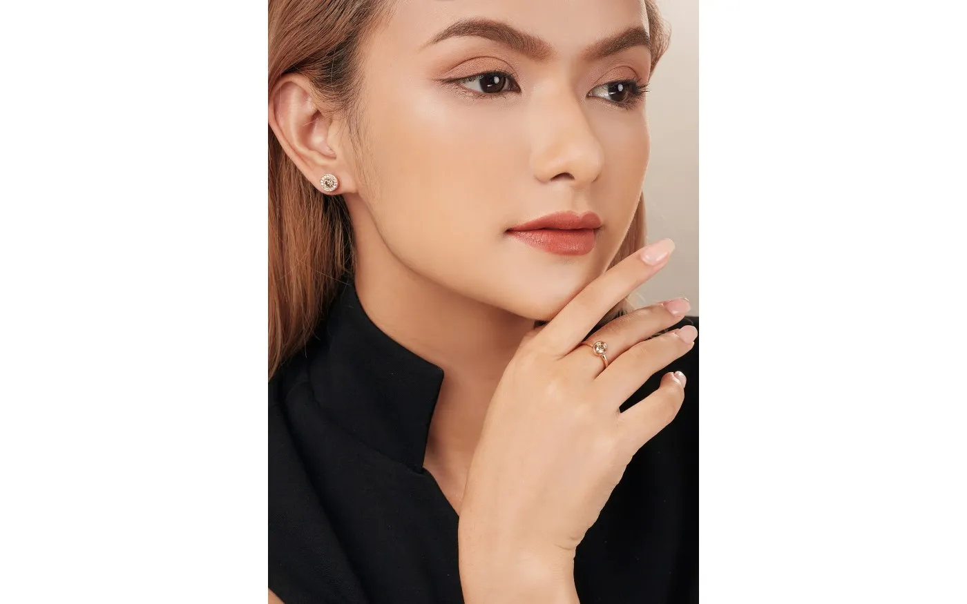 phối đồ với trang sức vàng hồng