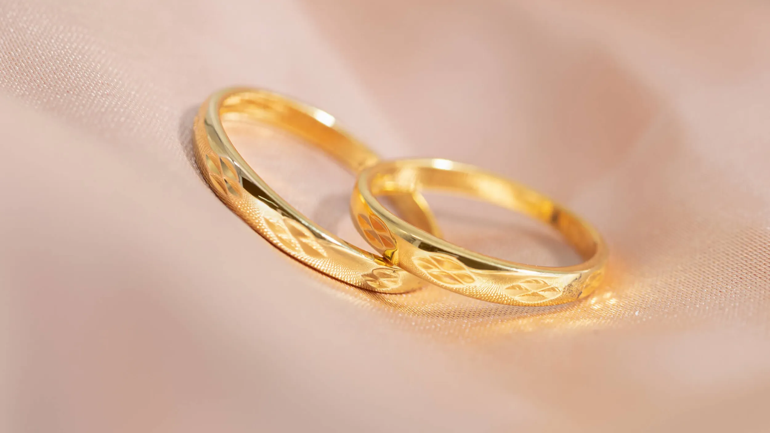 nhẫn cưới vàng mỏng