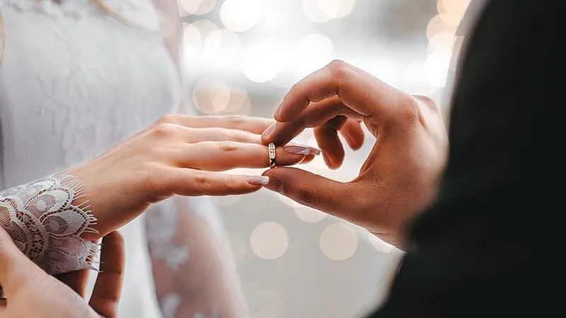 trao nhẫn cưới